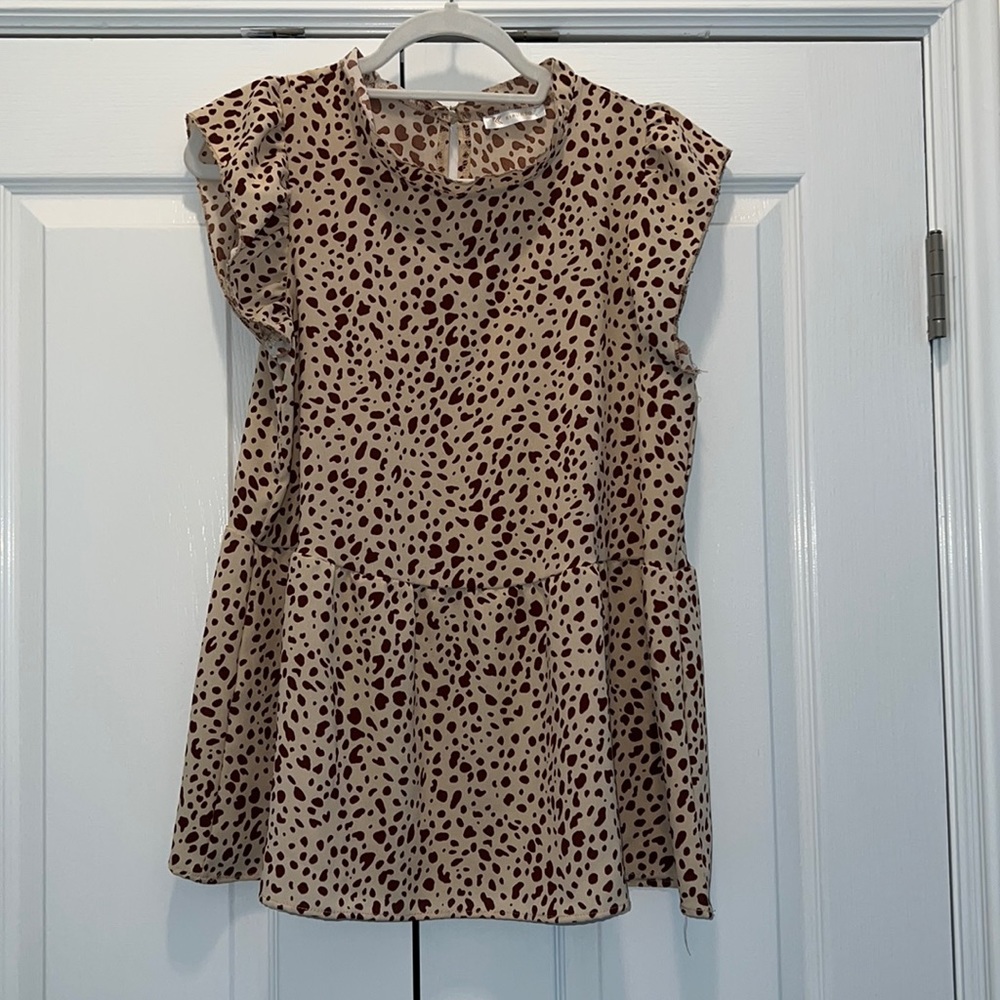 Giraffe print sleeveless top! Loosely fitted. Very lightweight!